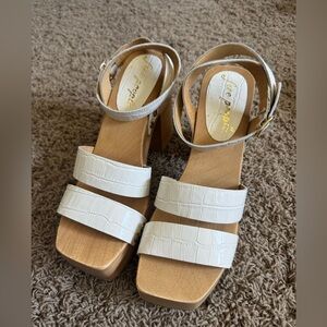 NEW FP Mallory Clog Embossed White Leather Platform Sandals Wood Block Heel EU40